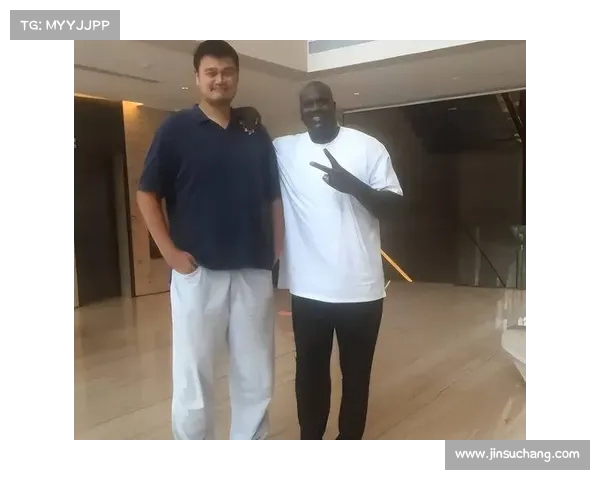 姚明身高2米26站在犀牛旁显得如大狗 奥尼尔在他面前犹如小鸟 姚明身高2米26站在犀牛旁显得如大狗 奥尼尔在他面前犹如小鸟